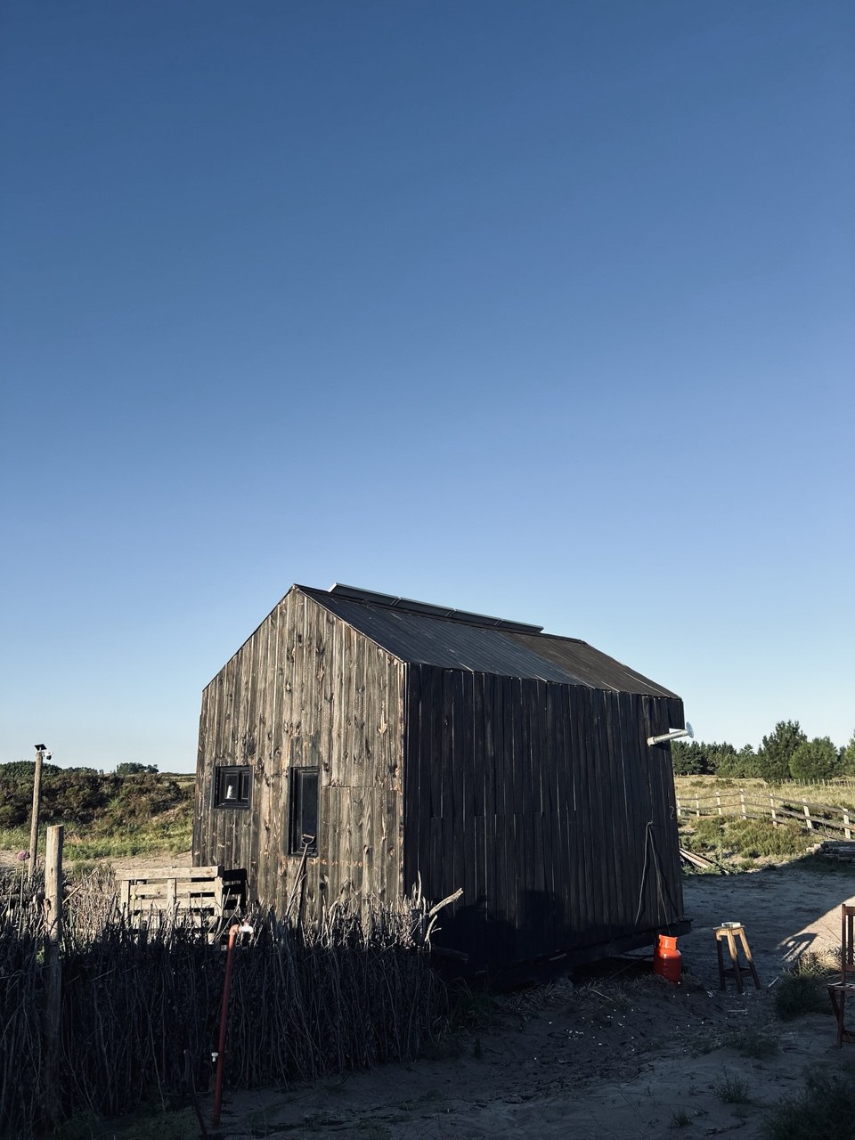 Self-sufficient shelter among dunes
